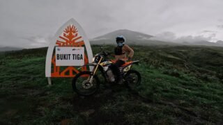 Explore the wild trails at the foot of Mount Rinjani with Lombok Dirt Bike Tour — ride through muddy paths, rocky terrain, loose sand, and forest trails for a true off-road adventure in Lombok. Perfect for thrill-seekers and nature lovers! #lombokdirtbike #lomboikdirtbiketour #lombokenduro #lombokendurootour #lombokoffroad #offroadlombok