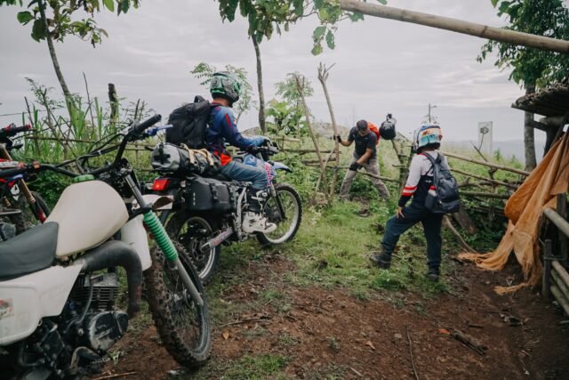 Explore the thrilling and fun off-road trails of Bun Beleng and Selong Belanak on a Lombok Dirt Bike Tour. An adventure that will take you through exciting terrains, offering both challenge and excitement #lombokdirtbiketour #lombokboat #lombokoffroad #offroadlombok